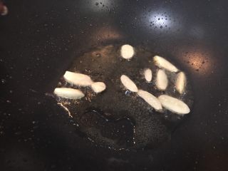 24、超满足便当（20）,把腊肠捞出 剩油在锅里 加入蒜片爆香