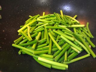 25、超满足便当（20）,倒入蒜苔 翻炒