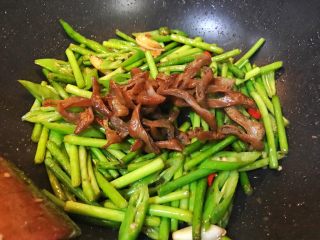 28、超满足便当（20）,蒜苔七八成熟 倒入腊肠 加少许生抽翻炒