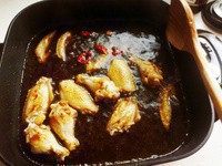 3、可乐鸡翅,放2个整的干辣椒。倒可乐，差不多漫到鸡翅一半还多点的高度。加老抽调色以及调咸味儿