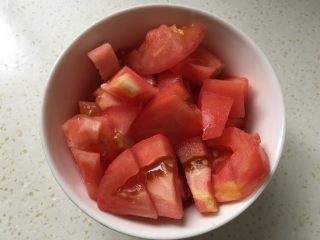 3、番茄金针菇鸡蛋汤,番茄去皮，切成小块备用。