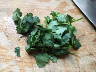 5、番茄金针菇鸡蛋汤,香菜切小段备用。