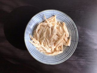 3、凉拌腐竹,攥干水分切段