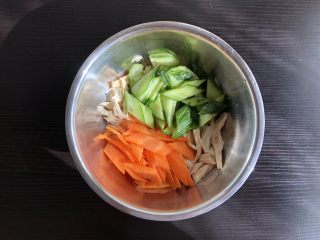 5、凉拌腐竹,将胡萝卜，黄瓜，腐竹倒入盆中
