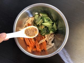 10、凉拌腐竹,熟白芝麻，充分搅拌均匀即可