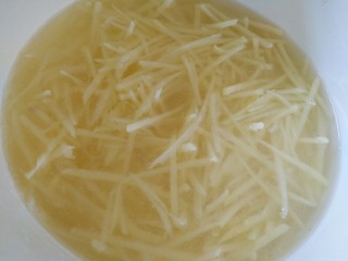 1、鱼香土豆丝,土豆切成丝，放入凉水中冲洗一遍