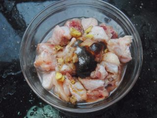 4、辣子鸡,加入姜片，料酒，酱油，蚝油，盐，胡椒粉