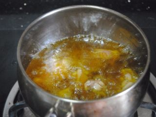 8、辣子鸡,放入沥干水的鸡块小火炸至金黄