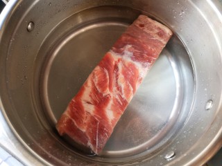 2、东坡肉,将肉洗净,锅中凉水,把肉放进去加热煮10分钟。