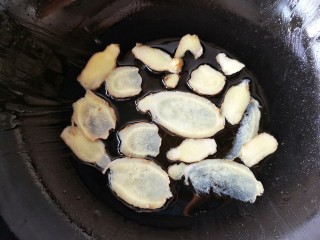 7、东坡肉,锅底加少量油烧热,铺上姜片。