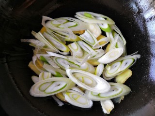 8、东坡肉,在姜片上铺上葱段。