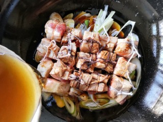 11、东坡肉,再把绍兴酒倒进去。不要吝啬,大概要倒1斤的样子,因为这道菜是不加水的,整个炖煮过程都要靠酒。