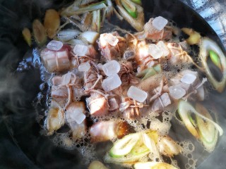 12、东坡肉,大火煮开后加入冰糖,转小火慢火炖煮1个小时。