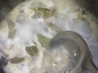3、红烧鸡爪,水开撇出血沫，凉水过凉后控水