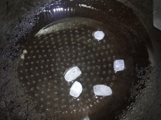 4、红烧鸡爪,起锅烧油，放入冰糖