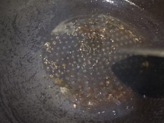 5、红烧鸡爪,小火冰糖炒至焦糖色