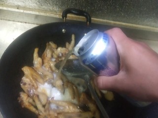 7、红烧鸡爪,倒入啤酒