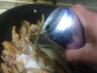 8、红烧鸡爪,啤酒没过鸡爪