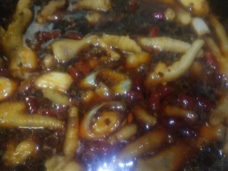 9、红烧鸡爪,放入姜片，葱，干辣椒，少许耗油，鸡精，盐