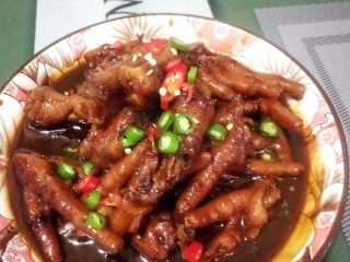 11、红烧鸡爪,出锅装盘，撒上米椒，芝麻