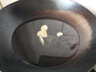 4、红烧鸡腿焖腐竹,清水锅加姜