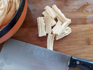 7、红烧鸡腿焖腐竹,腐竹泡发后切段