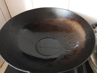 8、红烧鸡腿焖腐竹,热油锅