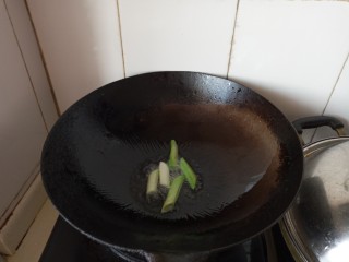 9、红烧鸡腿焖腐竹,放入葱段爆香