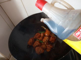 12、红烧鸡腿焖腐竹,加生抽