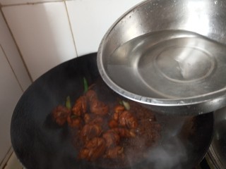 14、红烧鸡腿焖腐竹,翻炒均匀后加入清水