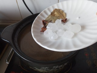 16、红烧鸡腿焖腐竹,加入冰糖八角香叶大火烧开后小火慢煮30分钟