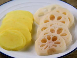 1、大冷天,来一份自制麻辣烫吧,做法原来这么简单!,藕、土豆、切片备用