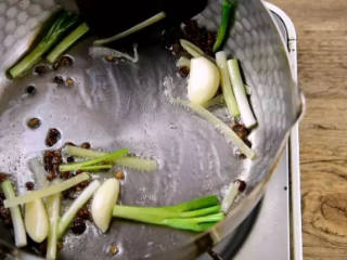 2、大冷天,来一份自制麻辣烫吧,做法原来这么简单!,油锅下香葱姜蒜、花椒爆香