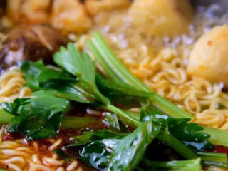 7、大冷天,来一份自制麻辣烫吧,做法原来这么简单!,小火煮2分钟,下芹菜煮至断生即可