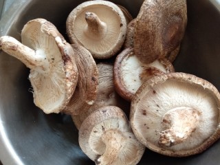 1、炸香菇,香菇清洗干净