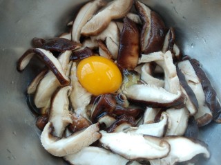 5、炸香菇,打入一个鸡蛋