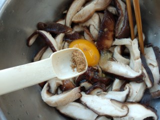 6、炸香菇,加适量的十三香