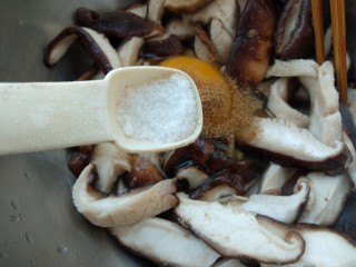 7、炸香菇,适量的盐