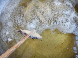 12、炸香菇,倒入搅拌好的香菇