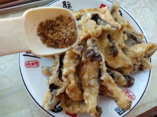 15、炸香菇,撒些孜然粉
