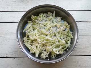 2、干煸花菜,将花菜掰成小朵,放在淡盐水中浸泡10分钟,捞出控水待用