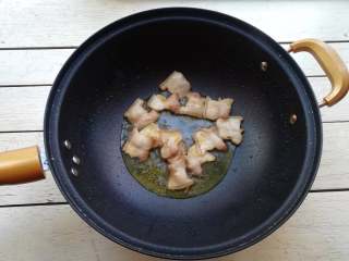 9、干煸花菜,下入五花肉炒出油