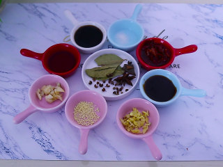 2、五花肉烧土豆,2：准备配料姜末8g 蒜末8g  八角1个 桂皮1小块 香叶2片 花椒粒2g 生抽10g 料酒10g 蚝油6g 盐2g 鸡精2g 葱花适量 豆瓣酱10g