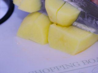 3、五花肉烧土豆,土豆切块