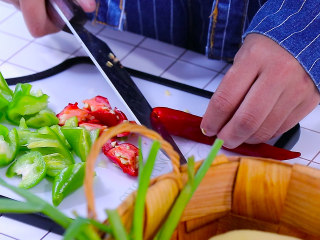 4、五花肉烧土豆,青红椒切滚刀块