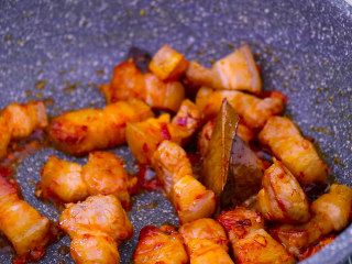 9、五花肉烧土豆,将豆瓣酱炒出红油后翻炒均匀