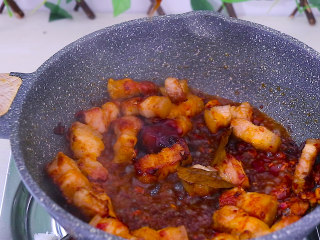 10、五花肉烧土豆,;再加入生抽 料酒 蚝油 翻炒均匀