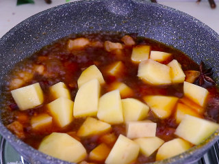 12、五花肉烧土豆,水烧开之后加入土豆