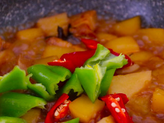 15、五花肉烧土豆,25分钟后加入辣椒 盐 鸡精 翻炒均匀