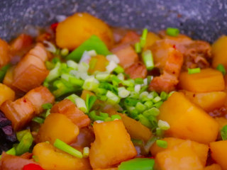 16、五花肉烧土豆,最后在加入适量葱花翻炒两下即可